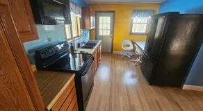 Dracut Executive Rooms with Kitchen & Bath, Parking, Spacious & Comfortable - Image 5