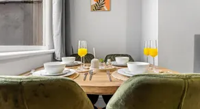 Comfortable 4 Bed Home - Free Parking & Fast WiFi - Image 5