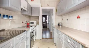 Lovely 4 Bedrooms House Near Romford Station With Parking - Image 3