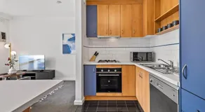 Cosy 1-Bed Balcony Unit in Quiet Street by Shops - Image 4