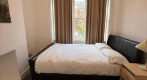 London Cozy Room, Fast WiFi - Image 2
