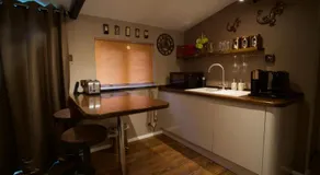 Luxurious Rural Cabin with Hot Tub - Image 4