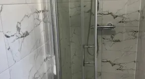 ENSUITE ROOM AT HAYES - Image 2