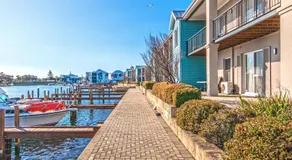 Waters Edge Apartment with Jetty - Image 5