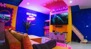 Capsule Boogie-Woogie - JACUZZI - SAUNA - BILLARD - JEUX - ECRAN GÉANT - FILET SUSPENDU - NETFLIX - Image 3