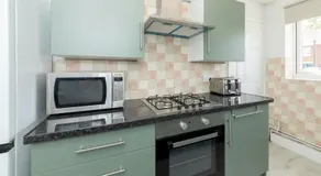 2BDR Peaceful Ground Floor Apartment Free Parking - Pass the Keys - Image 4