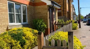 The Bluewater Retreat - Modern 2-Bed House - Image 4