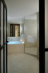 Connaught Palace Hotel, Dubai - Image 5