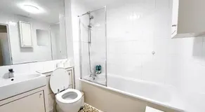 2-Bed Apartment Near ExCeL - Free Parking & WiFi - Ideal for Families, Business & Leisure - Image 2