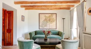 Casa de Piedra ubicada en el exclusivo wine village de Viladellops, te ofrece una experiencia única, donde el lujo y la tradición se fusionan en un entorno natural privilegiado - Image 5