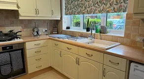 Tennyson House - Cul De Sac 3 Bedroom House for Families, Business Travellers, Contractors, Free Parking & Wifi, Nice Garden, fully furnished - Image 4