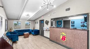 Super 8 by Wyndham Lantana West Palm Beach - Image 3