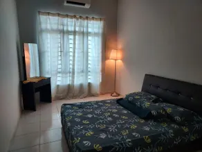 Cheerful 2-bedroom residential home with parking - Image 2