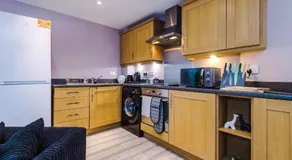 MODERN 2 BEDROOM 2 BATHROOM APARTMENT SLEEPS 4 IN WARRINGTON FOR WORK AND LEISURE WITH PRIVATE PARKING BY AMAZING SPACES RELOCATIONS Ltd - Image 5