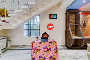 OYO Flagship Queens Palace - Image 5