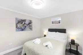 Stylish 5-Bed Surrey Home, Garden and Free Parking - Image 2