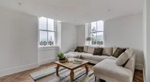 Central 2-Bed Apartment Stunning Views - Image 2