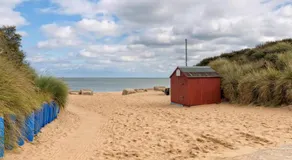 Lovely Chalet Nearby Hemsby Beach In Norfolk Ref 83070S - Image 4