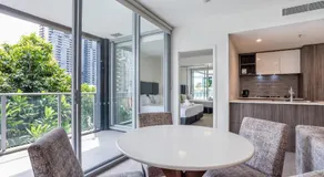 Modern 2 Bedroom Apartment with Parking South Brisbane - Image 2