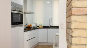 Cette confortable propriété de 85 m² est une option parfaite pour profiter de cette merveilleuse ville. Avec un petit balcon auquel vous pouvez accéder depuis votre magnifique salon, parfaitement bien équipé et meublé. Lumineux et moderne, avec un - Image 4