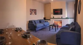 Parking, 4 Bedrooms, Small Courtyard - Image 2