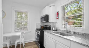 Pittsburgh Shadyside 3D Cozy and Stylish Private Bedroom with Shared Bathroom - Image 3