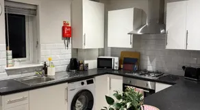 Stylish 2 bed Apartment, Rainham - Private Parking - Image 2