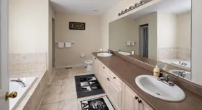 Spacious 2-Bed Suite with Private Bath, Mini Fridge, TV & Walk-In Closet in Brampton Shared Home - 4 Baths, Full Kitchen, WiFi, Laundry & Deck - Near GO Station, Great for Groups! - Image 2