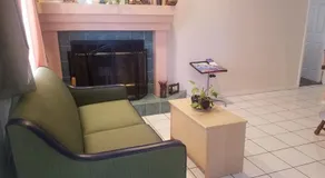 Maison de piscine idéalement située avec WiFi gratuit et plafond voûté - Image 3