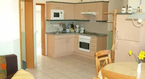 Agréable appartement de vacances adapté aux familles avec jardin, barbecue et terrasse | Vue jardin - Image 2
