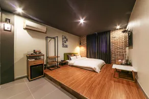 Hotel Gray - Image 2