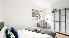 Elegant Queen Room at Botany - Nearby Airport - Shared Bathroom - Image 2