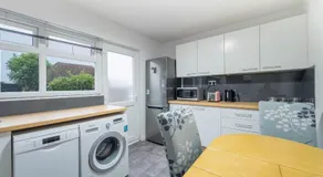 Southend Retreat KING SUITE Luxury stay with parking - Image 3