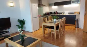 Large 2 Bed, 2 Bath, Free Parking & WiFi - Image 3