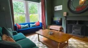 Spacious home in Leeds ideal for gatherings with free parking - Image 4