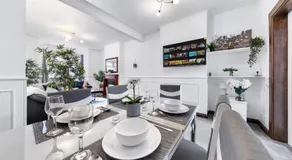 Charming City Retreat,4 Bedroom House,Garden,Free Parking - Image 2
