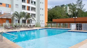 Apto a 10 min da Vila Germânica, dois quartos, salas de estar e jantar, cozinha completa, sacada com churrasqueira, Wi-Fi, Piscina, academia, mercadinho 24 horas e Vaga de garagem - Image 4
