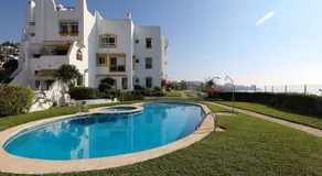 082 - Stunning Sea Views Beachfront Apartment - Image 4