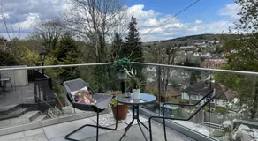 Artsy Retreat - Sleeps 4 Free Parking & Balcony - Image 4