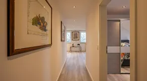 Sieben Zimmer & Ein Tisch - Image 3