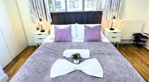 Hertfordshire - Stylish 6BR Retreat, 3 Parking - Image 2