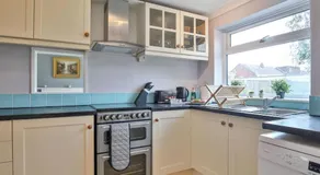 Large 4 Bed House near River Thames - Image 5