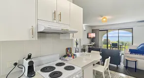 Beachside Apartment Overlooking Casey’s Beach - Image 5