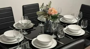 Contractors, Groups 4xBedRooms 5xDouble Beds, Close to City free parking sleeps x 10 WiFi ,Netflix,LGI Check Reviwz - Image 4
