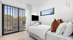 Beach Luxury On The Park - Brand New 2 bedroom 3 Bathroom Carport Shops 100m Beach 500m Aircon Heating Gas fireplace WIFI - Image 2
