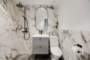Upscale 3BR Apartment in City Center - Image 4