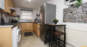 Spacious 3-Bed Contractor Base Sleeps 6 Free Parking Cardiff City - Image 5