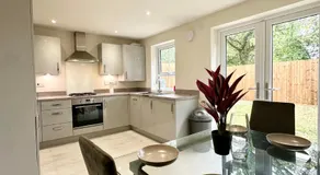 Charming 1 Bedroom with Private Bath - Image 3