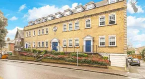 Elegant Central Brentwood Flat - Image 4