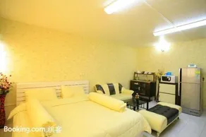Deluxe at Popular Condo - Image 3